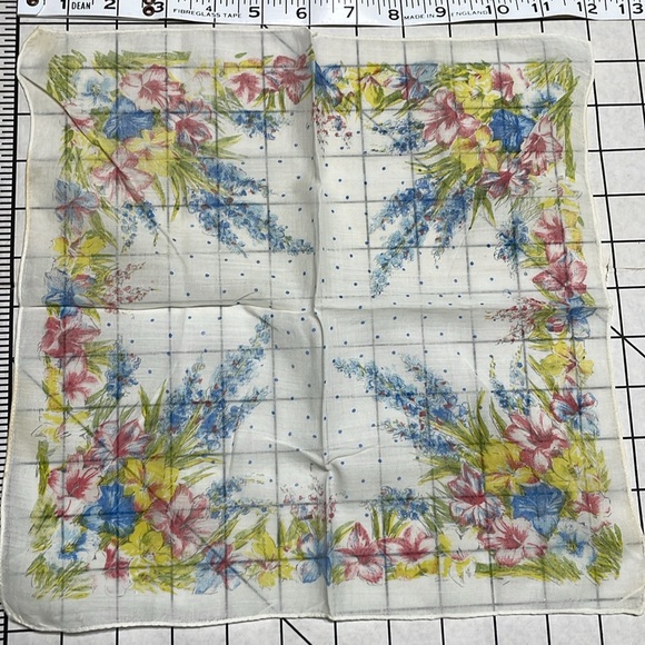 4 colorful vintage handkerchiefs, suitable for small craft/sewing projects - Picture 7 of 11